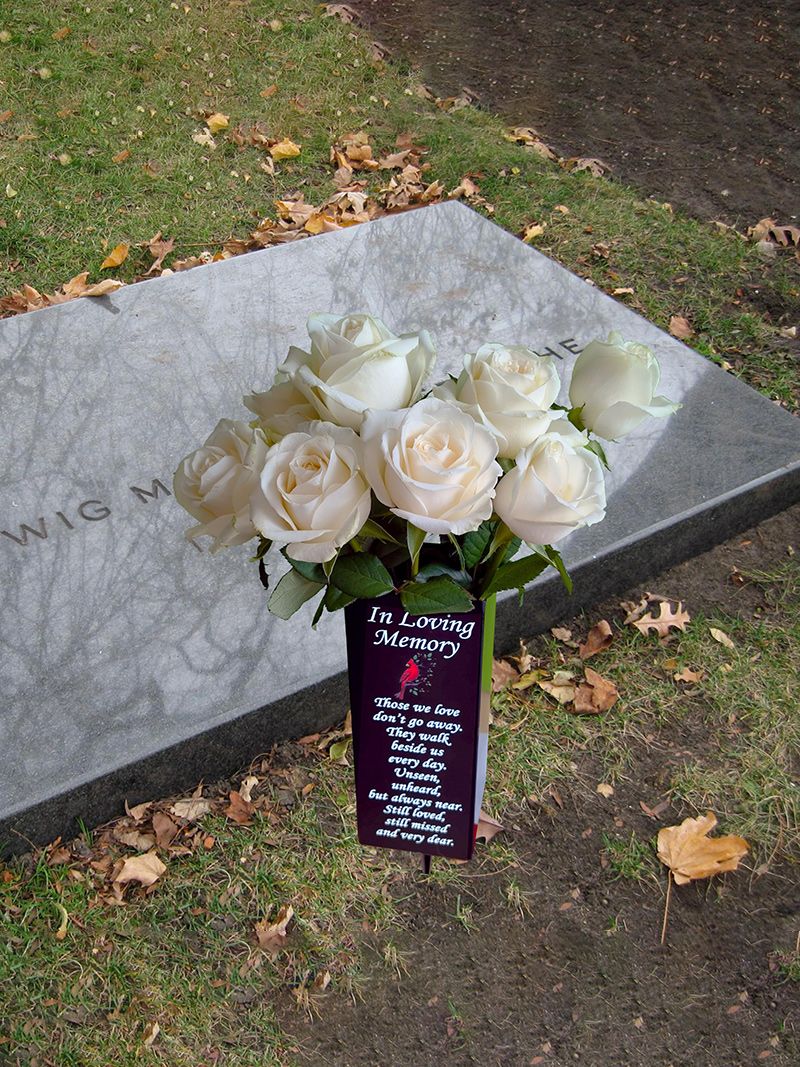 Вазон На Кладбище С Колышком