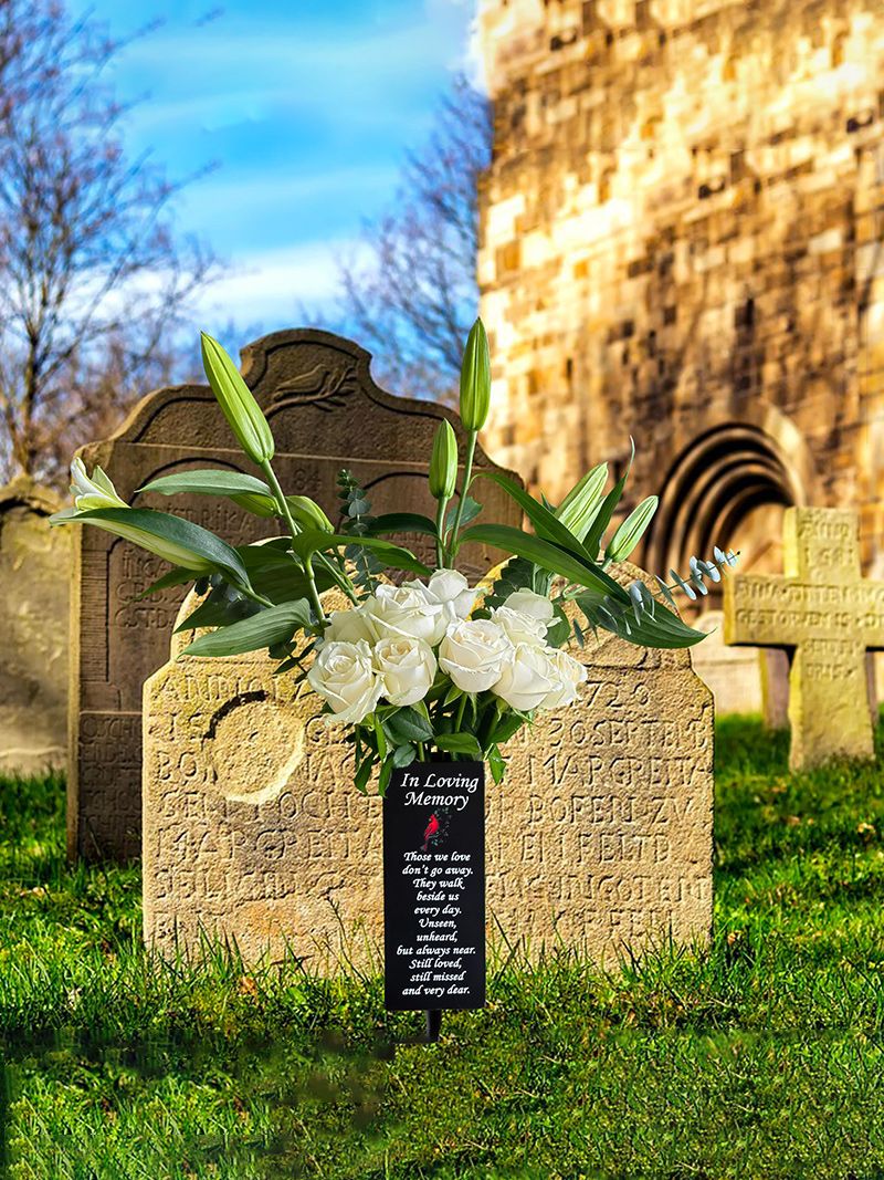 Вазон На Кладбище С Колышком